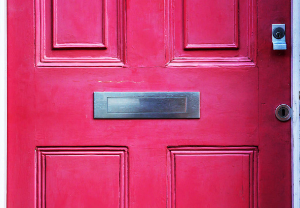 Старый почтовый ящик в двери, традиционный способ доставки писем
 - Фото, изображение