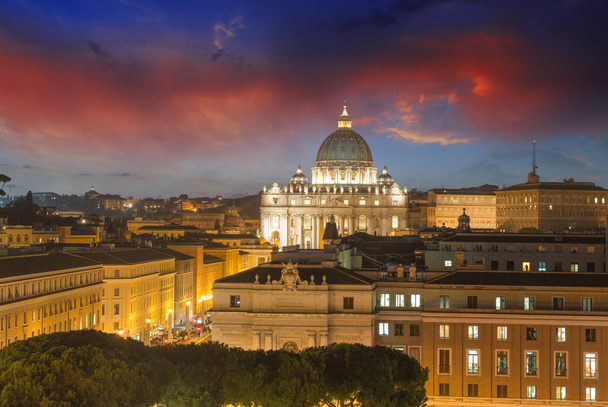 Edifici di Roma con il Vaticano San Pietro Cupola sullo sfondo
 - Foto, immagini