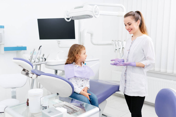 Dentist and small girl in cabinet - Foto, immagini
