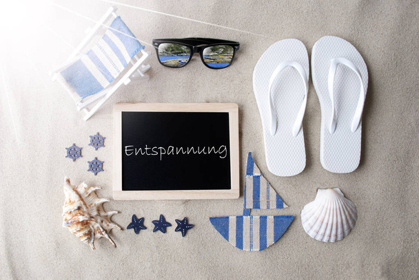 Sunny Blackboard On Sand, Entspannung Means Relax - Фото, изображение