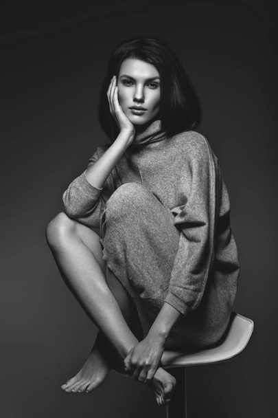girl in grey sweater - Zdjęcie, obraz
