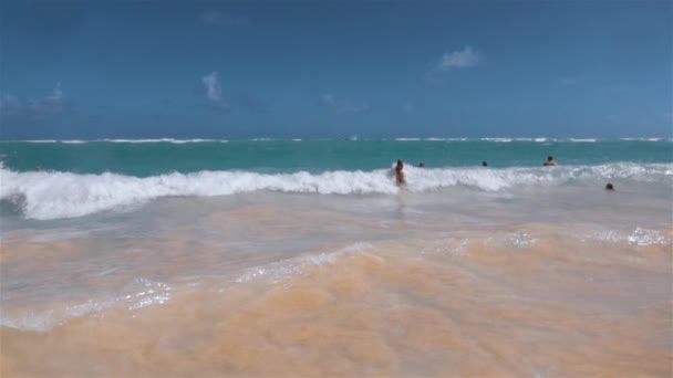 Wave pokrývá písečná pláž tropický ostrov - Záběry, video