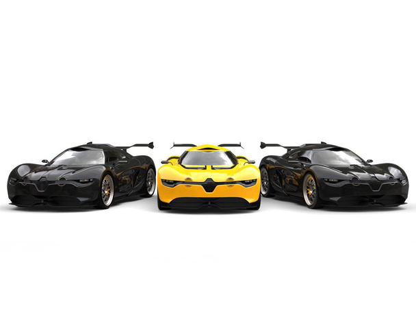 Gyönyörű sárga szuper autó áll ki között két fekete sport autók - Fotó, kép