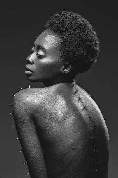 Черная девушка с металлическими штырями
 - Фото, изображение