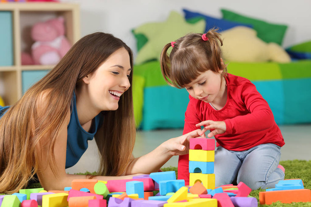 Mother and daughter playing with construction toys - Fotoğraf, Görsel