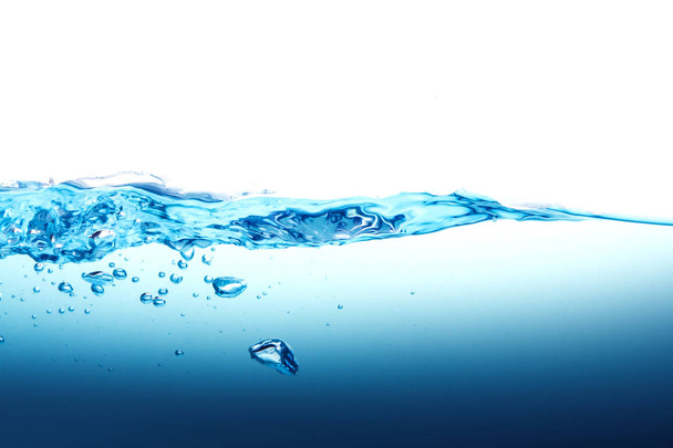 Fermer bleu éclaboussure d'eau avec bulles sur fond blanc
 - Photo, image