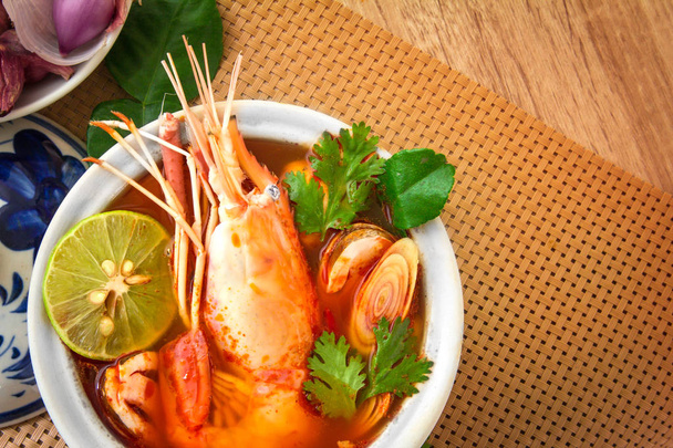 Close up Sopa picante asiática com camarão na tigela, famoso foo tailandês
 - Foto, Imagem