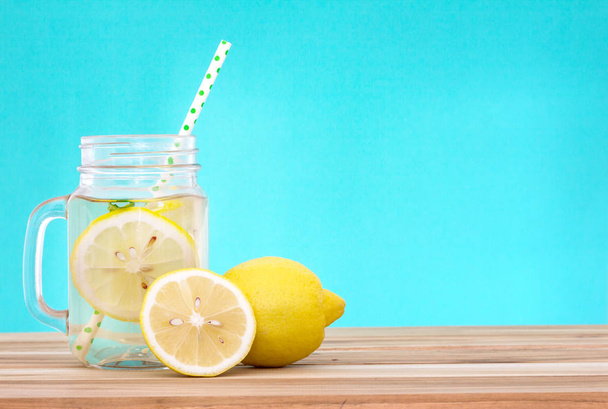  Цитрусовый лимонад с нарезанным лимоном, здоровым и детоксикационным ватом
 - Фото, изображение