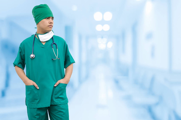 Γιατρός χειρουργός αρσενικό στέκεται στο νοσοκομείο - Φωτογραφία, εικόνα