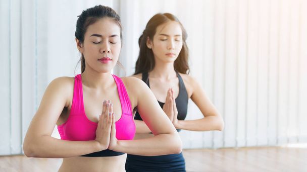 Praktykowania jogi kobiety stanowią w fitness siłownia Klasa - Zdjęcie, obraz