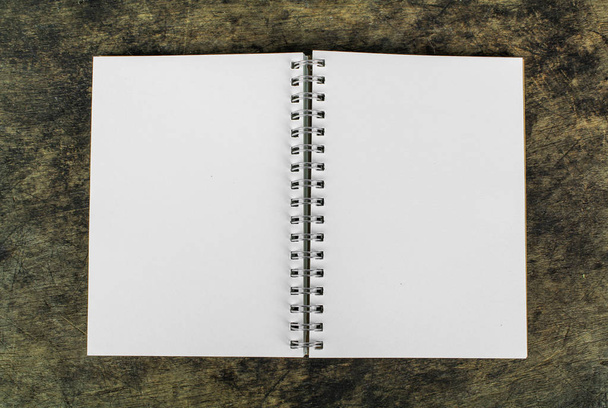 cuaderno en blanco marrón sobre fondo de madera
 - Foto, imagen
