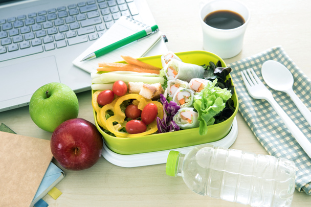 Κλείστε το πράσινο πλαίσιο μεσημεριανό γεύμα στο χώρο εργασίας από το γραφείο εργασίας, Heal - Φωτογραφία, εικόνα