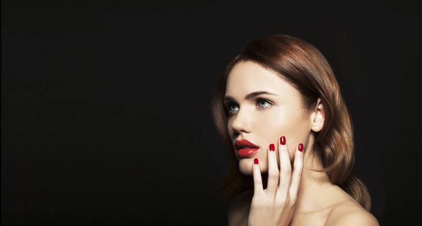 Hermosa joven modelo con labios rojos
  - Foto, imagen