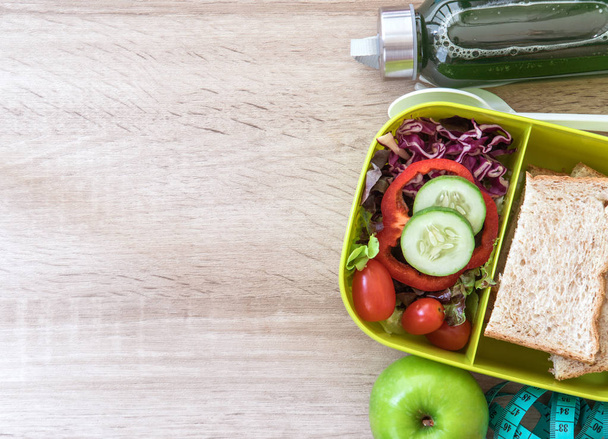 De gezonde Lunchbox met graan brood en groene groente en f - Foto, afbeelding