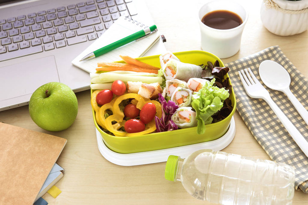 Закрыть зеленую коробку с обедом на рабочем месте рабочего стола, исцелить
 - Фото, изображение