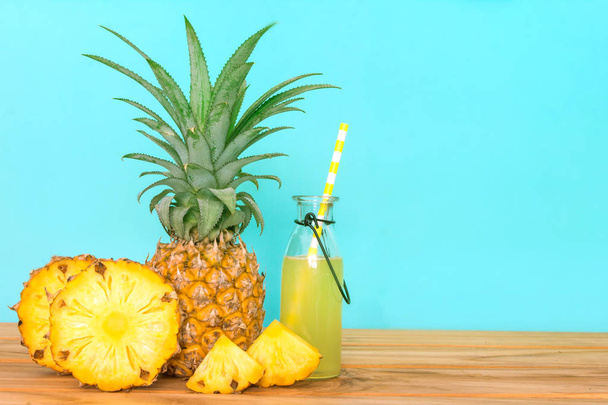 Wo に対してスライス パイナップル フルーツとパイナップル ジュースのボトル - 写真・画像