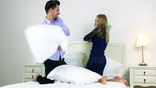 pareja tiene una pelea de almohadas en una cama
 - Metraje, vídeo