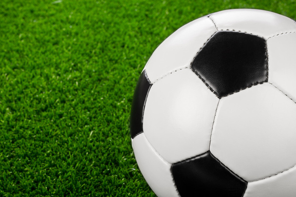 Футбольный мяч на траве III
 - Фото, изображение