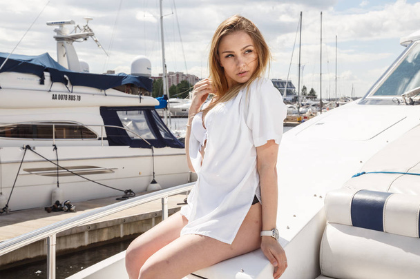 Beautiful young woman posing on yacht - Фото, зображення