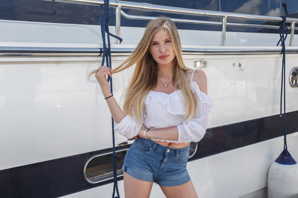 Beautiful woman posing near yacht - Foto, immagini