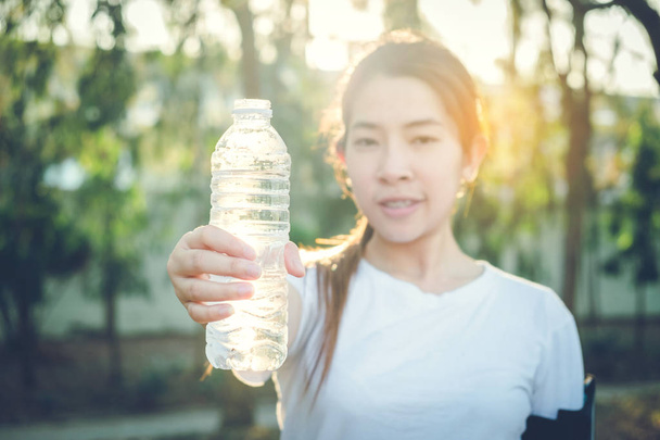 Fitness beautiful woman drinking water and sweating after exerci - Foto, afbeelding