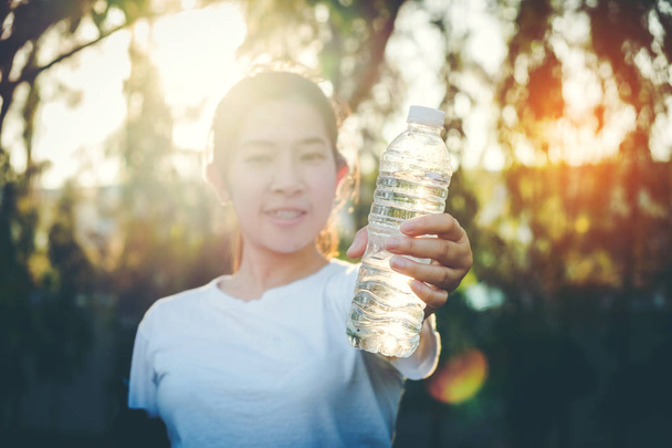 Fitness beautiful woman drinking water and sweating after exerci - Foto, imagen