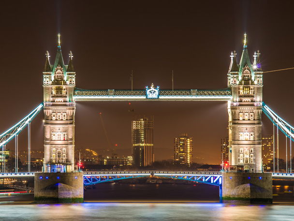 Híres Tower Bridge Londonban, éjszaka - Fotó, kép