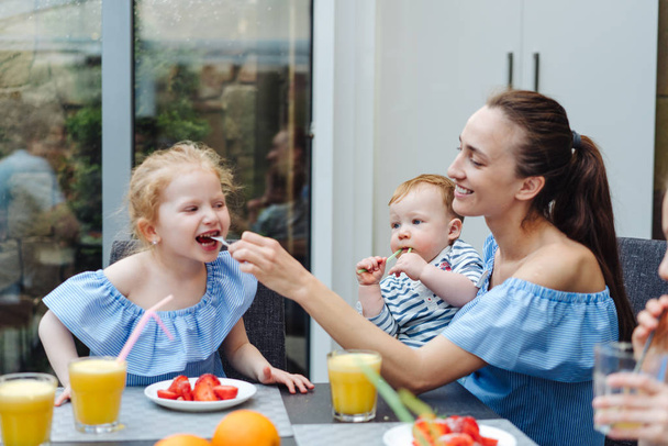 Happy family, fresh fruit breakfast - Fotografie, Obrázek