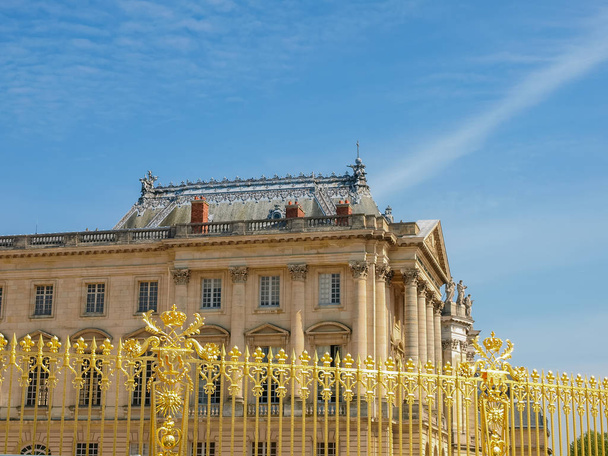 Фрагмент у Версальському палаці через позолоту паркан, Франції - Фото, зображення