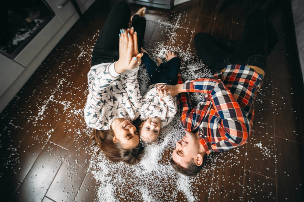 Familia feliz jugando juntos en el suelo - Foto, imagen