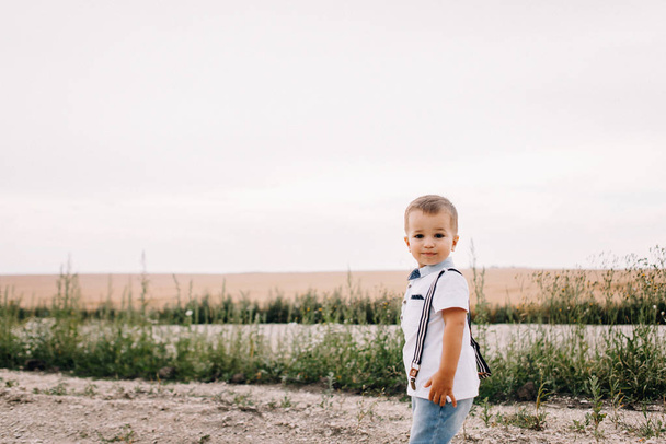 Junge läuft im Weizenfeld - Foto, Bild