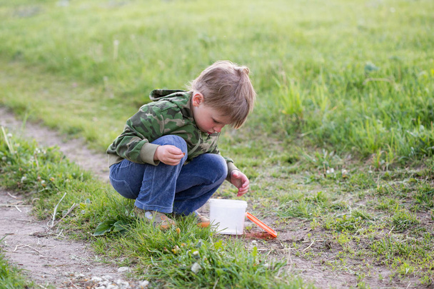 Хлопчик грає на сільській дорозі
 - Фото, зображення