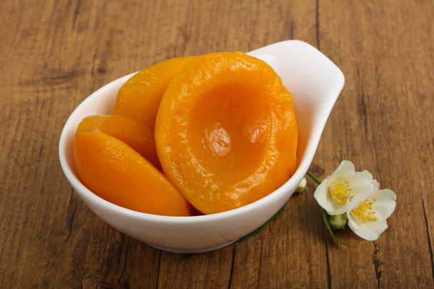 Makeat purkitetut persikat
 - Valokuva, kuva