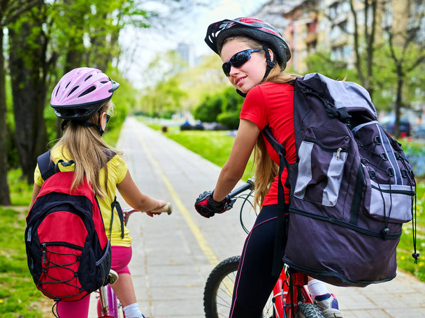 Bisiklet yolu ile çocuk. Sırt çantası ciclyng yolculuğu ile kask giyen kızlar. - Fotoğraf, Görsel