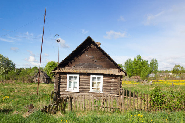 Двухоконный старый дом летом
 - Фото, изображение