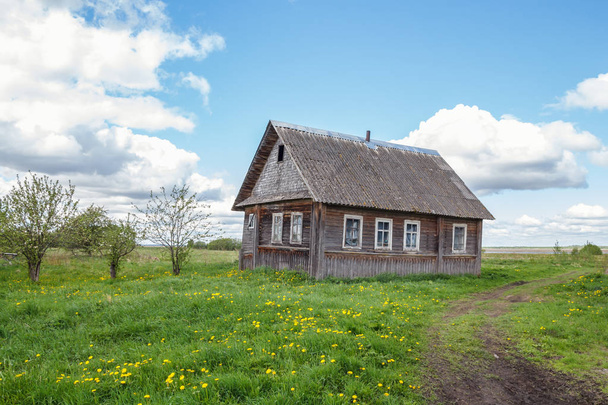 Casa de pueblo cerca de un camino de campo
 - Foto, imagen