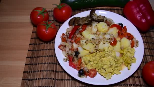 Vegyes karfiol burgonyával és grillezett zöldségekkel. Mediterrán ételeket. Lapos kivitel. - Felvétel, videó