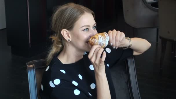 Chica está posando con un croissant a fotógrafo
 - Metraje, vídeo