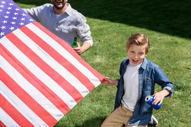 father and son with american flag - Foto, Bild