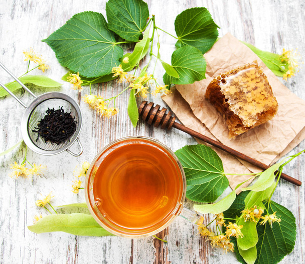 Honigwaben, Tee und Lindenblüten - Foto, Bild