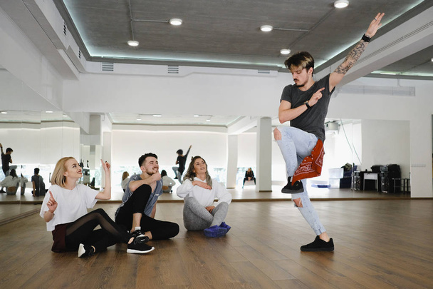 Grupa młodych tancerzy nowoczesny taniec w studio - Zdjęcie, obraz