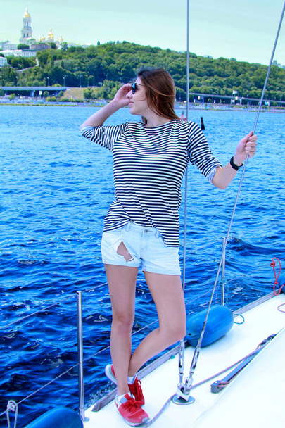 Sailor ruha egy jachton, nyári napon a vonzó lány.  - Fotó, kép