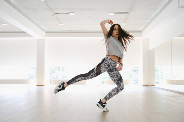 junge moderne Tänzerin tanzt im Studio - Foto, Bild