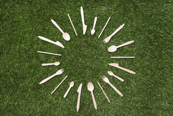 drewniane łyżki, widelce i noże na trawie - Zdjęcie, obraz