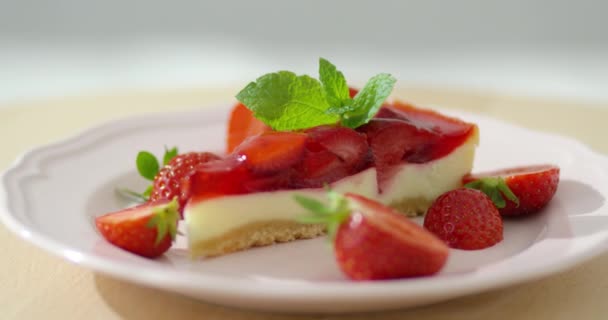 Τσιζ κέικ φράουλας στο πιάτο - Πλάνα, βίντεο