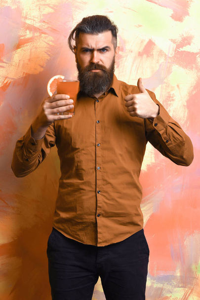 Brutal caucasian hipster holding tropical alcoholic fresh cocktail - Photo, image