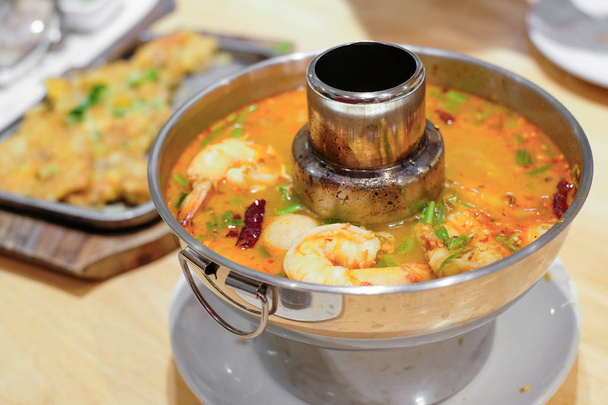 Tom-yum-kung - Thaise gerechten - kruid en garnalen in Tom Yum soep - soft focus Sea... - Foto, afbeelding