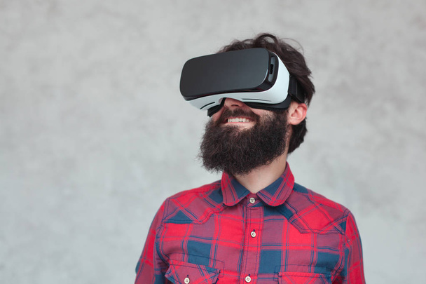 man wearing virtual reality goggles - Zdjęcie, obraz