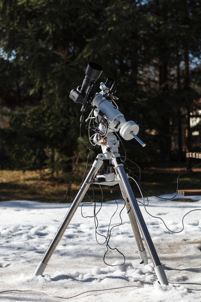 Professional astrophotography setup equipped with DSLR camera, telephoto lens and guider scope - Fotografie, Obrázek