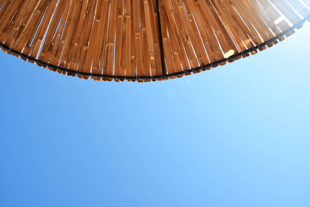 Beach zon paraplu getextureerde achtergrond.  - Foto, afbeelding